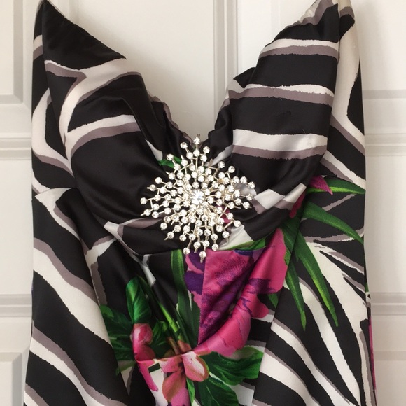 Cache zebra and floral gown - Picture 5 of 7